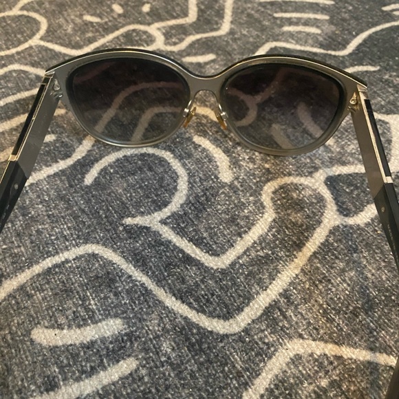 Burberry Sunglasses used/ damaged condition - Picture 5 of 10